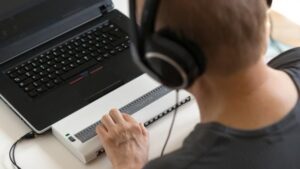 Ragazzo che usa tecnologie assistive per navigare